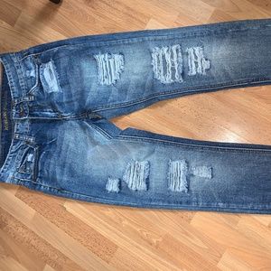 NEVER WORN distressed straight-leg blue jeans